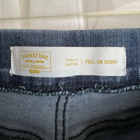 Signature LeviStrauss Gold total shaping pull on skinny jeans women’s size 26x28 - Picture 3 of 6